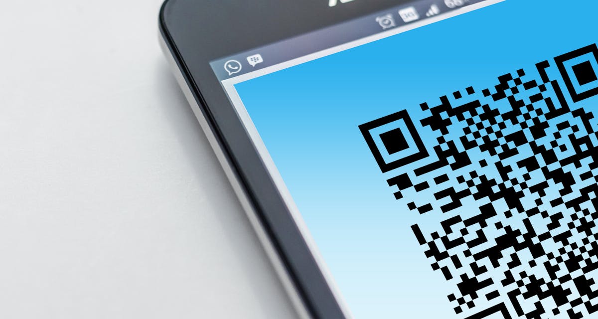 Close-up diagram of a QR code highlighting the three corner finder pattern squares